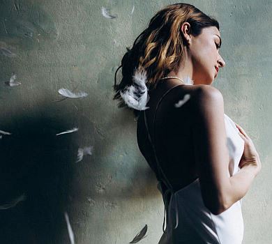 Диво в пір'їнках: Огнєвіч засвітила декольте в ніжній весняній фотосесії