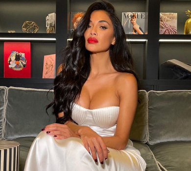 44-річна Шерзінгер зі звабливим бюстом попозувала на дивані у перловій сукні