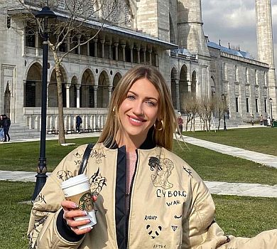 Нікітюк у ліфчику показала, як перевіряла груди в Стамбулі 