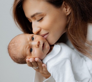 Маремуха засвітила соковитий бюст і показала сімейний ранок