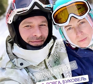 Матвієнко з Мірзояном у Буковелі показали романтику на лижах 