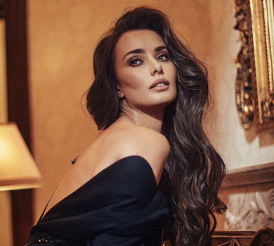 Мішина у Франції засвітила груди в напівпрозорому топіку