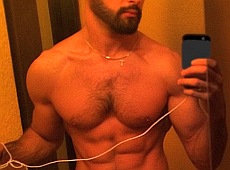 Козловський у мережі не може намилуватися власним пресом. ФОТО  