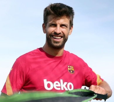 Жерар Піке на футбольній трибуні пригорнув і поцілував свою нову пасію. ВІДЕО