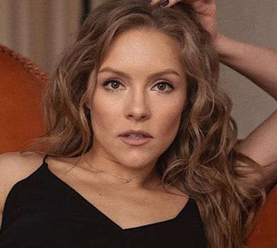 Шоптенко в сексі-сукнях влаштувала танці вдома на столі. ВІДЕО