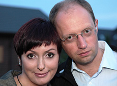 Дружина Яценюка плутає його з телевізором і шиє доньці хвіст