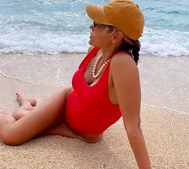 Віталіна Ющенко похвалилася тілом в купальнику та обома доньками. ФОТО