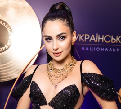 Трінчер із новими грудьми, схудла Kazka та Осадча із розрізом до стегна засвітилися на Пісні року