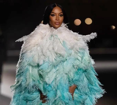 Наомі Кемпбелл посвітила ніжками з-під пишного пір‘я на подіумі у Катарі