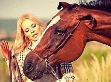 Золотоволоса Окунська показала любов до коней. ФОТО 