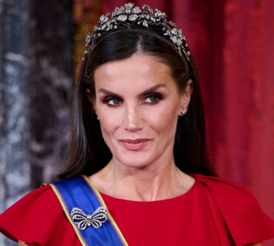 Червоне максі та тіара з квітами: ефектна королева Летісія прийняла гостей у палаці