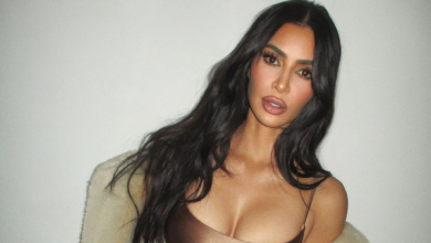 Кардашян обтягнула пишні форми бронзовим міні та рожевими лосинами