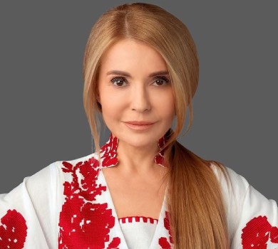 Тимошенко у дизайнерській вишиванці побажала радісних свят