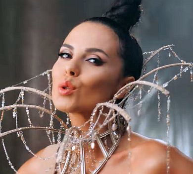 Каменських у довоєнному кліпі спокусливо полежала серед кришталю