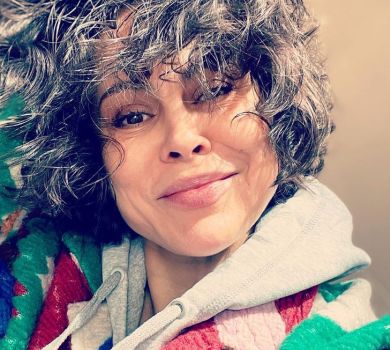 Ексдружина Кличка наробила селфі в яскравому аутфіті та з кучерявим хаосом на голові. ФОТО