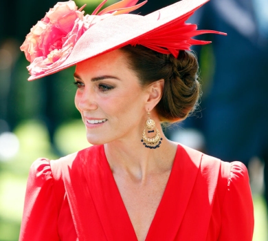 Не відвести очей: Міддлтон у total red та французькій біжутерії засвітилася в Аскоті. ФОТО