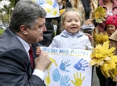 Порошенко показав мімімішні фото з дітьми в Одесі та колективне селфі у Дніпрі