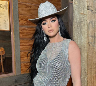 Вона воскова?: обличчя Кеті Перрі на селфі з Гвінет Пелтроу розсмішило мережу