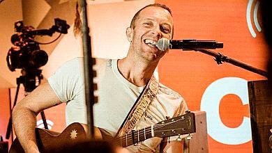 Гурт Coldplay у Києві зняв кліп про свиней-політиків. ВІДЕО 