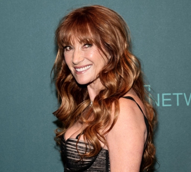 Вік - лише цифра: 72-річна Джейн Сеймур в обтислій сукні з голими плечима зчинила фурор на парадному хіднику