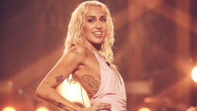 Сайрус у червоному бікіні показала фігуру в дивній позі. ФОТО