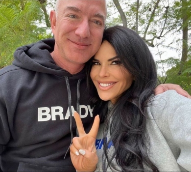 Хеппі-енд: засновник Amazon на борту супер'яхти освідчився коханій, якій слав нюдси - ЗМІ