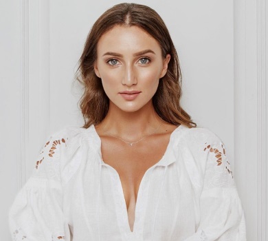 Різатдінова оголила ногу в зухвалій позі та розказала, як поєднує роботу і материнство