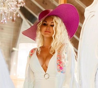 Смачна Бужинська у Домінікані посвітила попою перед дзеркалом