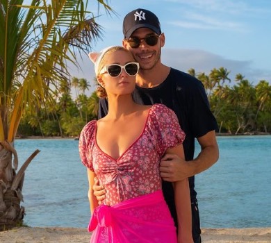 Хілтон у рожевому міні посвітила ніжками в обіймах новоспеченого чоловіка. ФОТО