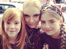 Окунська у мережі хизується дітьми та собою в купальнику 