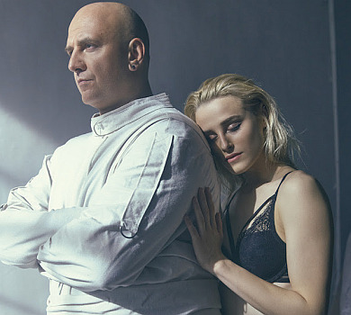 Потап у сольному кліпі попив крові оголеної білявки