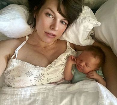 Стараюся бути молокозаводом: Йовович показала ніжне ФОТО з 2-тижневою донею