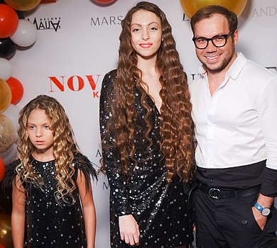 Дочки Полякової та Єгорова з трьома дітьми вийшли на подіум в одязі Андре Тана