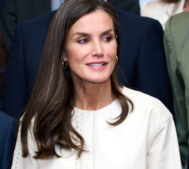 Королева Летісія в молочному міді з мереживними вставками відвідала захід у Мадриді. ФОТО