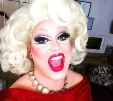 Травесті-краля в червоному міні стала зіркою слухань про імпічмент Трампа та український скандал