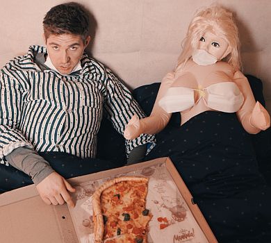 Остапчук із гумовою жінкою й туалетним папером знявся у пародії на карантин  