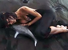 Яремчук у кліпі Бадоєва з’явилася із землі та народила дельфіна. ВІДЕО