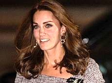 Міддлтон у твідовій сукні та грайливих сережках посвітила плечем у музеї