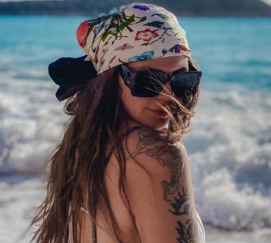 Солістка Kazka Заріцька показалася у купальнику на березі океану. ФОТО