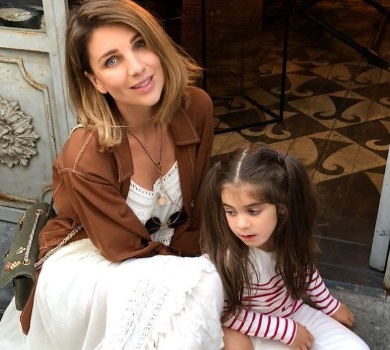 Залізла на територію мами: Сільченко показала 7-річну доньку на підборах