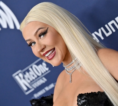 Які форми! Агілера на червоному хіднику показалася в паєтковій сукні зі сміливим декольте