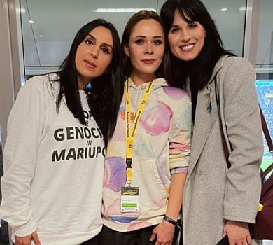 Зібрали 400 тисяч євро: Саніна і Джамала заспівали на благодійному матчі Боруссія-Динамо. ВІДЕО