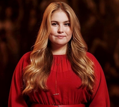 Принцесі Амалії 18: спадкоємиця короля Нідерландів попозувала в ошатних сукнях. ФОТО