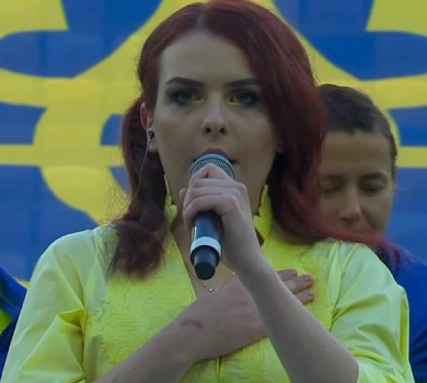 Пташка з Азова у вишиванці заспівала гімн перед матчем Динамо-Шахтар. ВІДЕО
