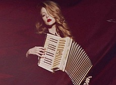 Кароль у новому відео зіграла на ретро-гармошці та привідкрила груди. ВІДЕО