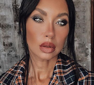 Логунова в латексі та прозорому ліфчику прикрасила еротичний глянець