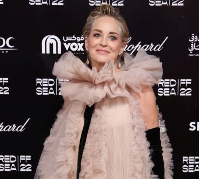 Стоун у пудровому тюлі, блискучо-синя Амброзіо та Узерлі в обтислому гіпюрі засвітилися на кінофесті в Саудівській Аравії