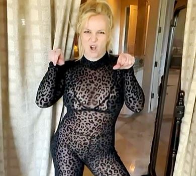 Брітні Спірз у міні та в образі сексі-киці показала щасливий танець. ВІДЕО