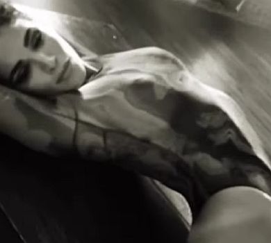 Дімопулос у боді млосно вивернулася під променем сонця для ч/б ВІДЕО