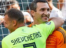 Як Клички з зірками Ліги Чемпіонів на Хрещатику м'яча ганяли. ФОТО